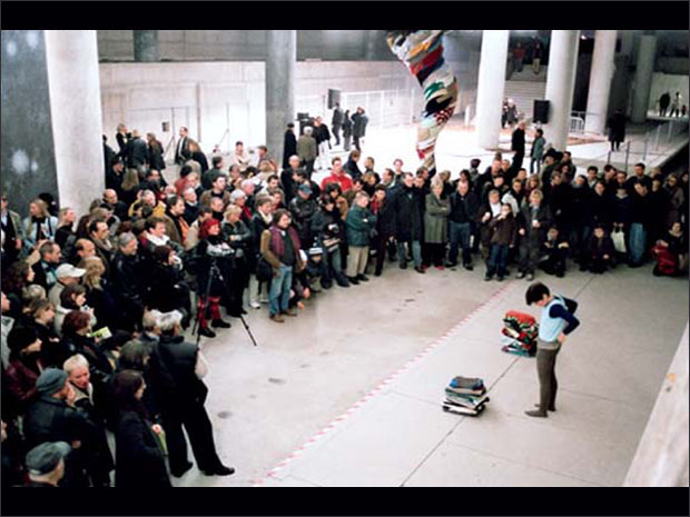 Elke Mark whrend ihrer Performance Jahresringe in der U-Bahnstation Reichstag in Berlin, Fraktale III, 2002